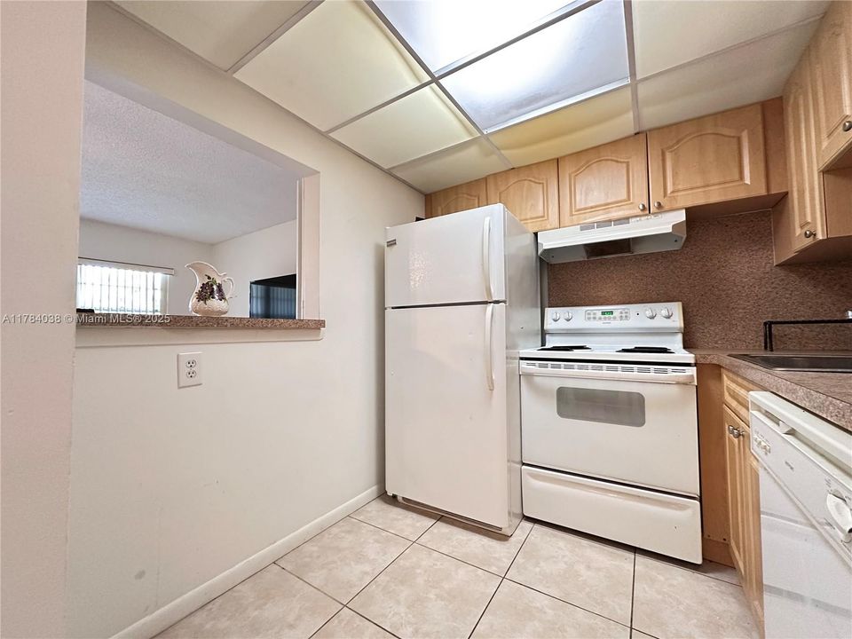For Sale: $120,000 (1 beds, 1 baths, 702 Square Feet)