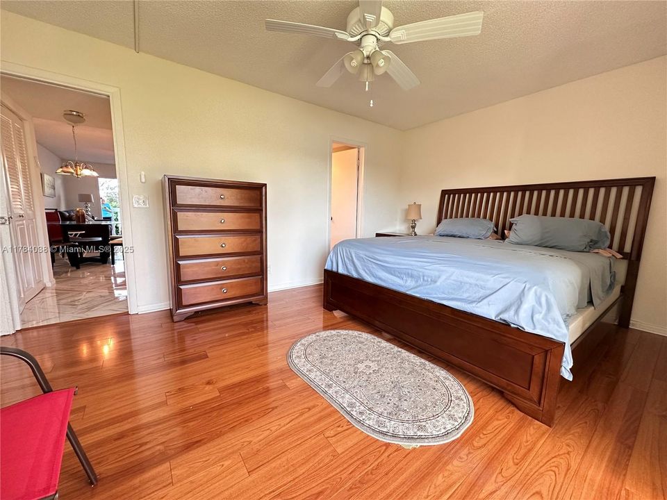 For Sale: $120,000 (1 beds, 1 baths, 702 Square Feet)