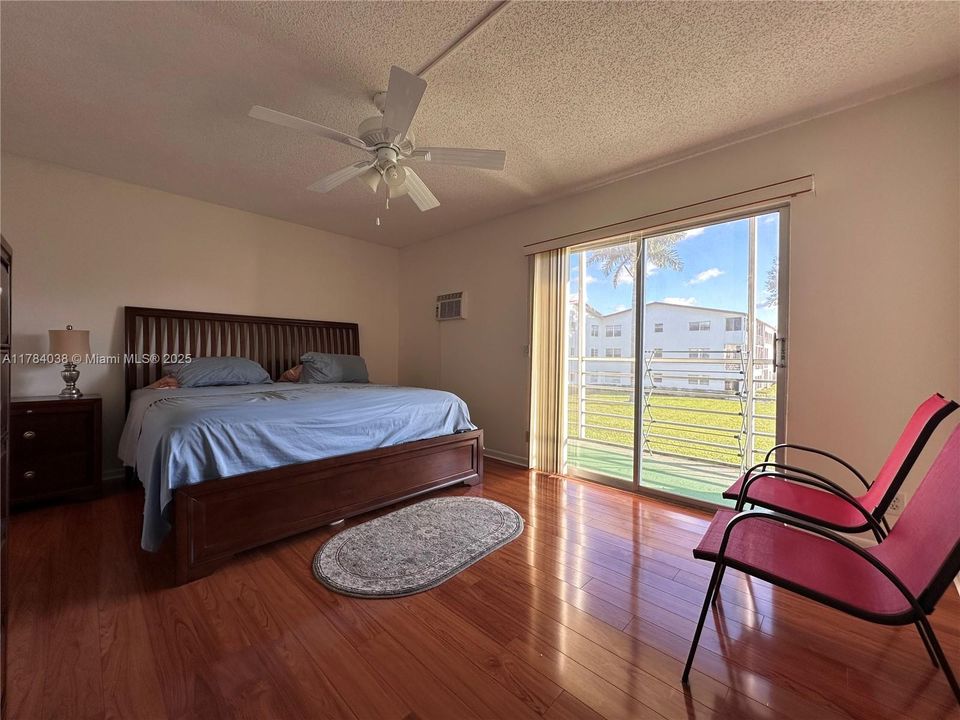 For Sale: $120,000 (1 beds, 1 baths, 702 Square Feet)