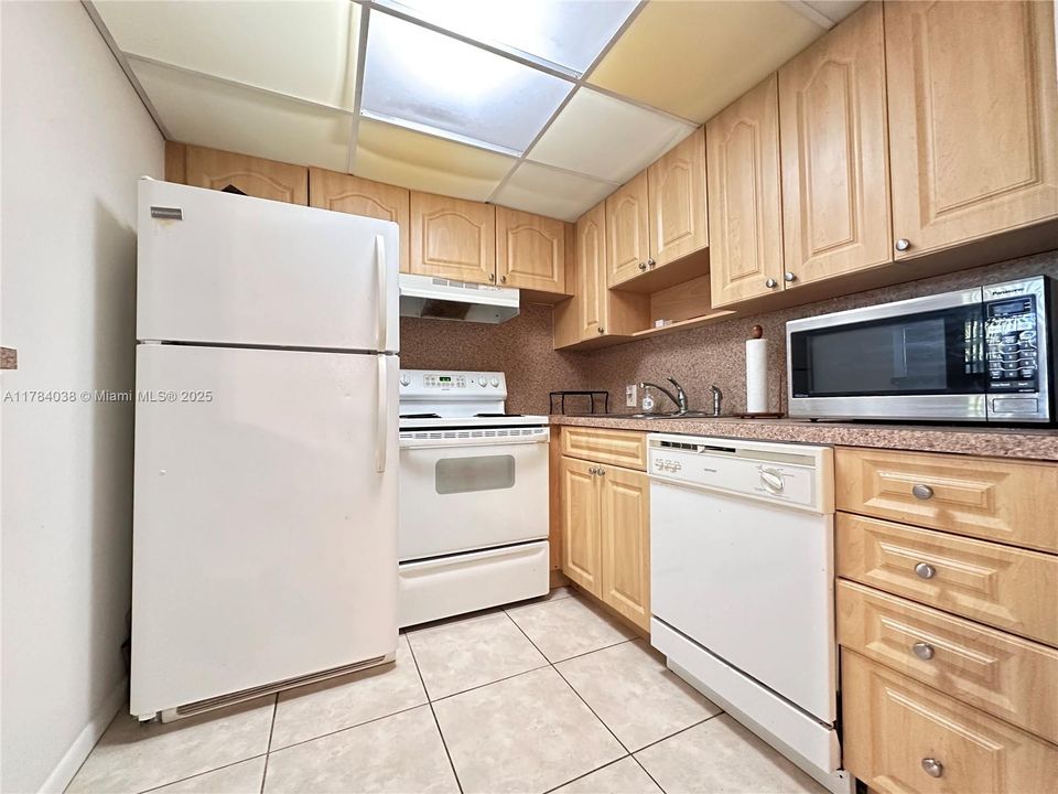 For Sale: $120,000 (1 beds, 1 baths, 702 Square Feet)