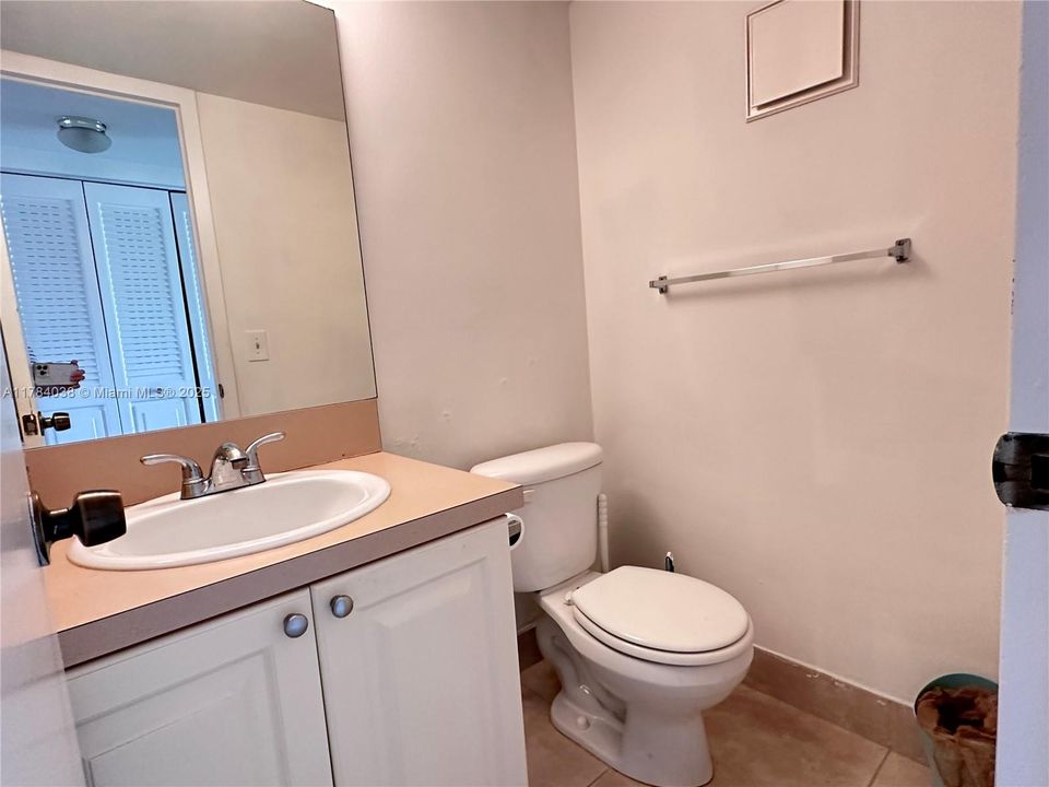 For Sale: $120,000 (1 beds, 1 baths, 702 Square Feet)