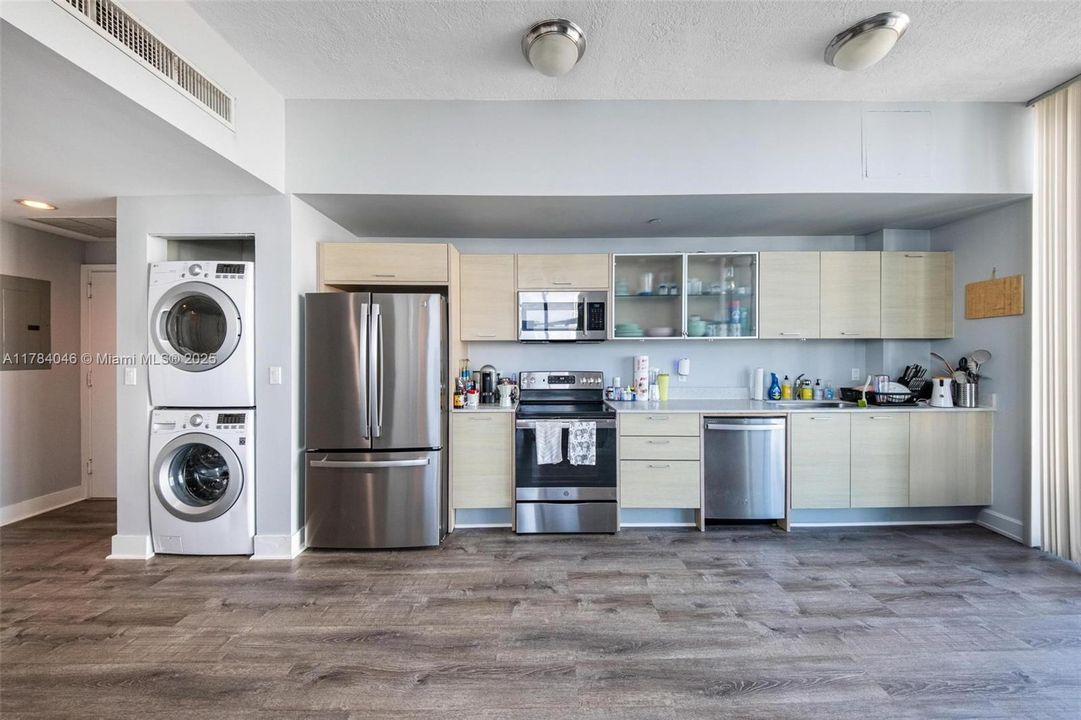 Recently Rented: $3,400 (2 beds, 2 baths, 1036 Square Feet)