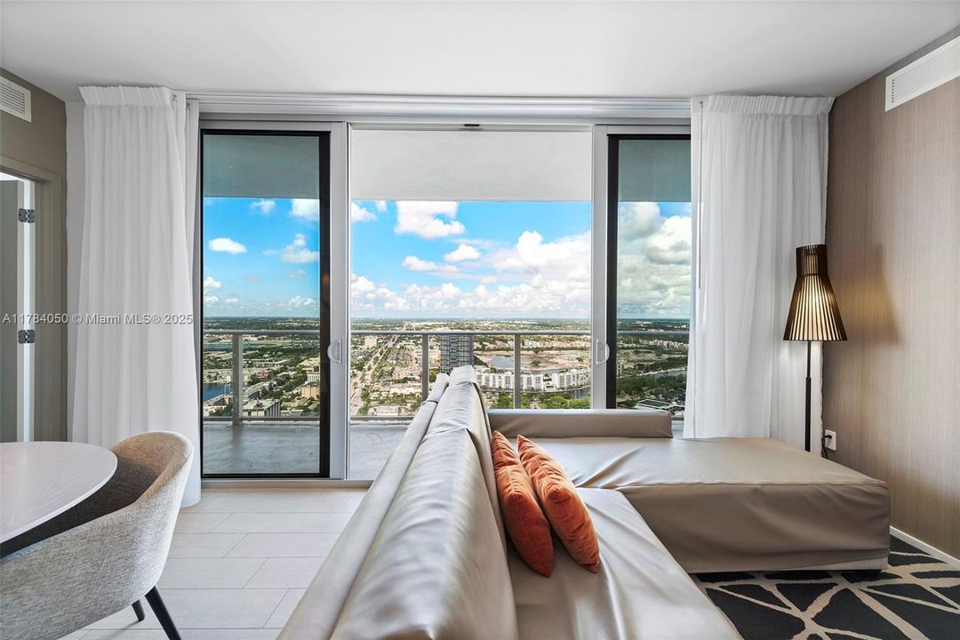 Vendido Recientemente: $840,000 (3 camas, 2 baños, 1129 Pies cuadrados)