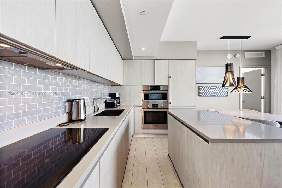 Vendido Recientemente: $840,000 (3 camas, 2 baños, 1129 Pies cuadrados)