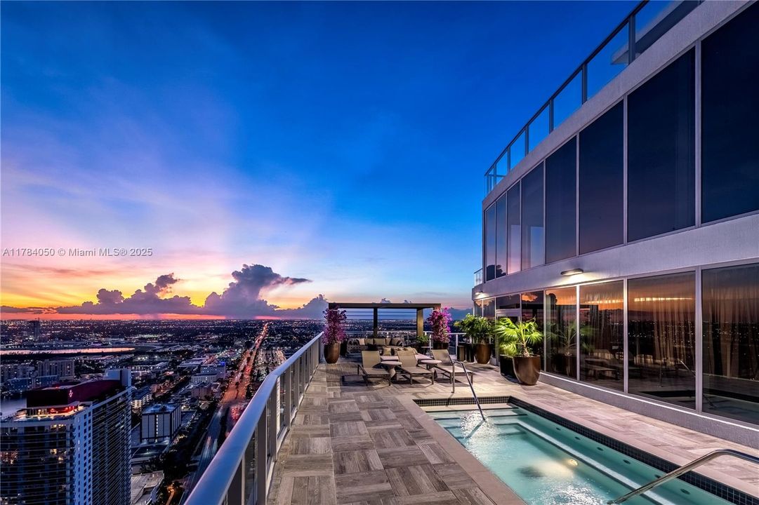 Vendido Recientemente: $840,000 (3 camas, 2 baños, 1129 Pies cuadrados)