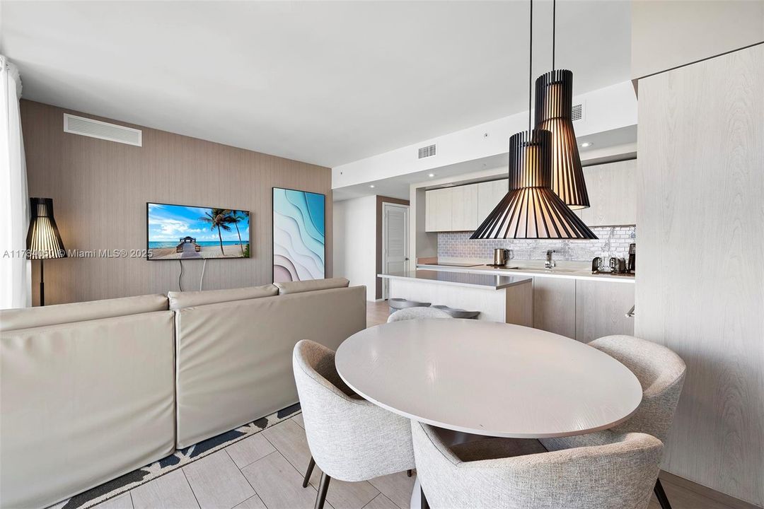 Vendido Recientemente: $840,000 (3 camas, 2 baños, 1129 Pies cuadrados)