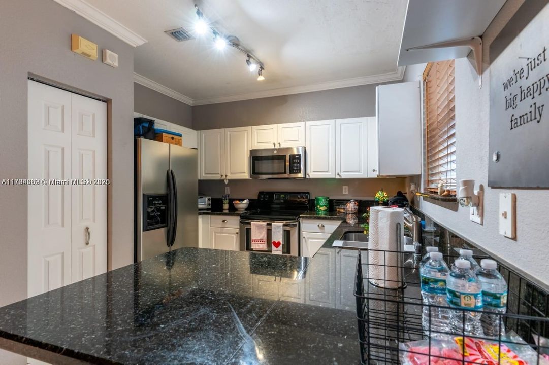 Недавно продано: $430,000 (3 спален, 2 ванн, 1416 Квадратных фут)