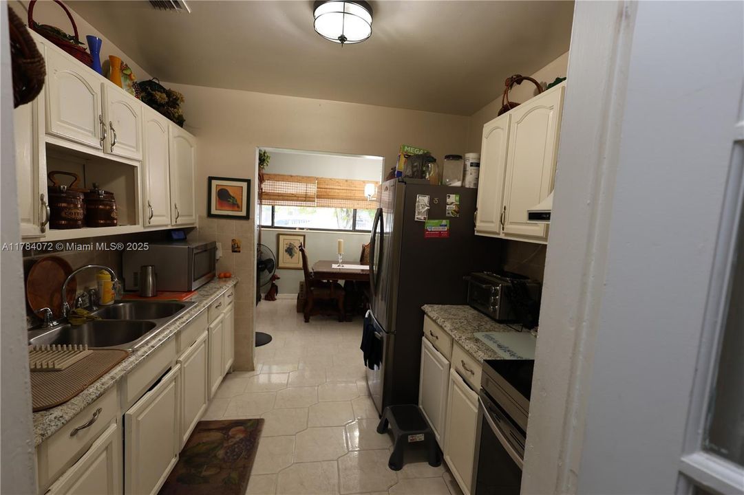 Recently Sold: $520,000 (4 beds, 3 baths, 1396 Square Feet)