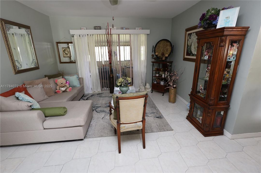 Recently Sold: $520,000 (4 beds, 3 baths, 1396 Square Feet)