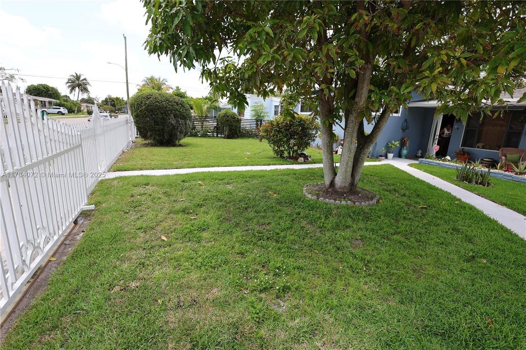 Recently Sold: $520,000 (4 beds, 3 baths, 1396 Square Feet)