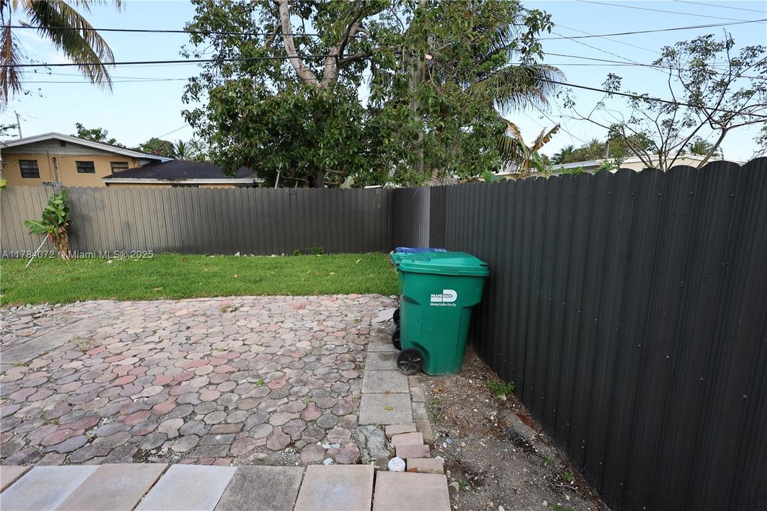 Recently Sold: $520,000 (4 beds, 3 baths, 1396 Square Feet)