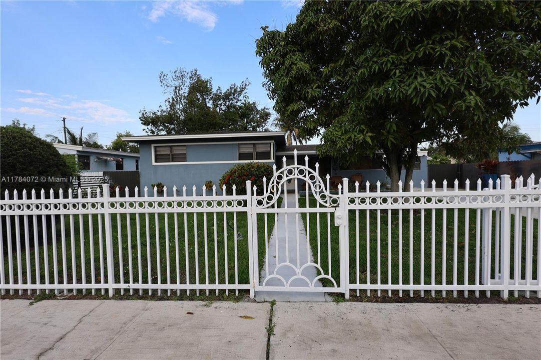 Recently Sold: $520,000 (4 beds, 3 baths, 1396 Square Feet)