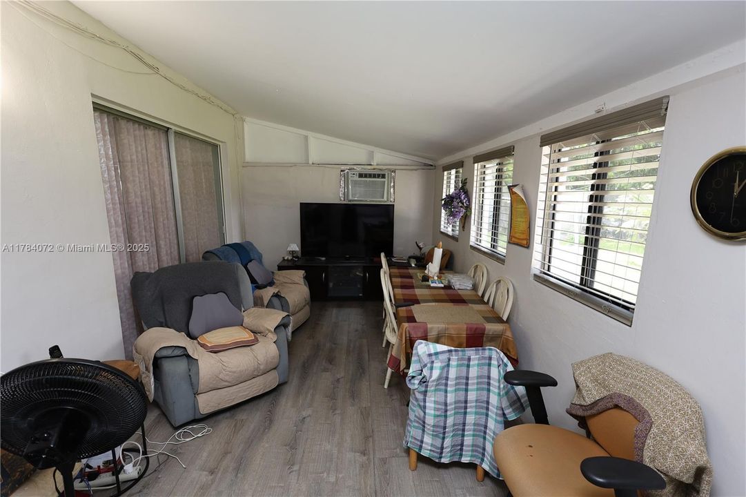 Recently Sold: $520,000 (4 beds, 3 baths, 1396 Square Feet)