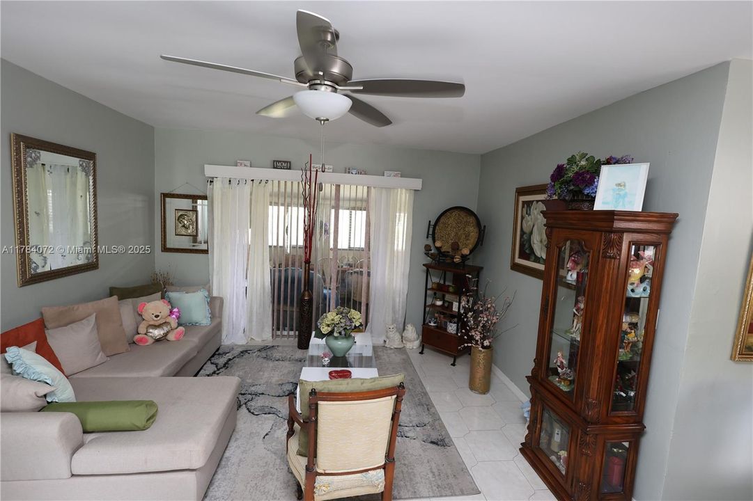 Recently Sold: $520,000 (4 beds, 3 baths, 1396 Square Feet)