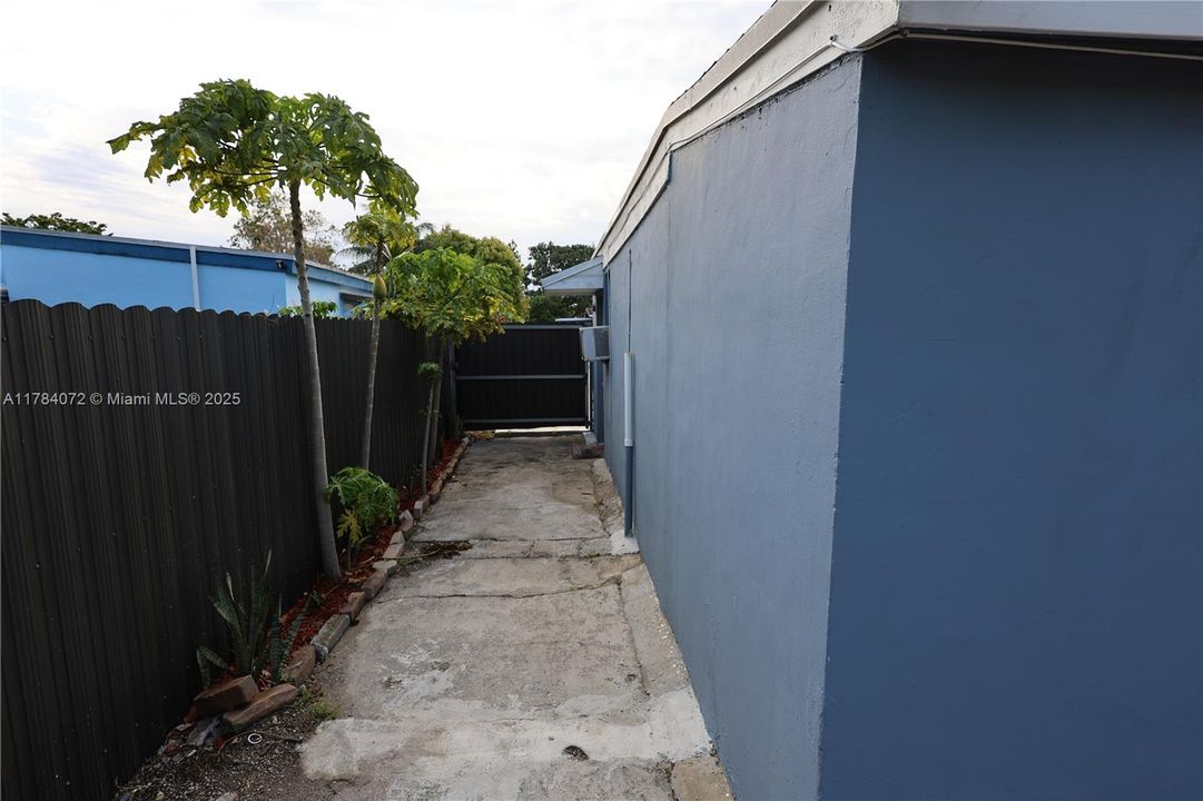 Recently Sold: $520,000 (4 beds, 3 baths, 1396 Square Feet)