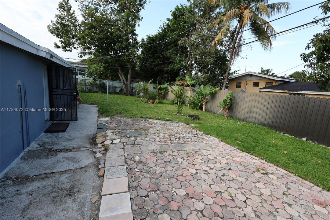 Recently Sold: $520,000 (4 beds, 3 baths, 1396 Square Feet)