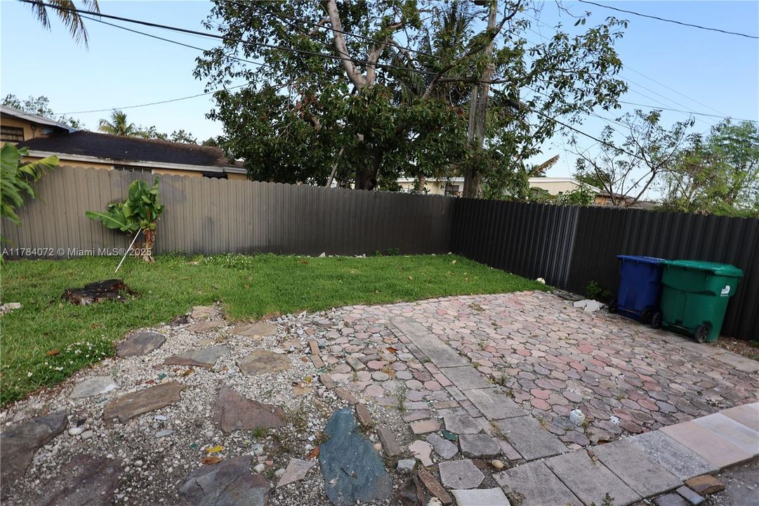 Recently Sold: $520,000 (4 beds, 3 baths, 1396 Square Feet)