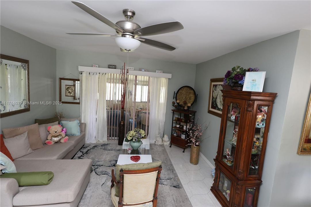 Recently Sold: $520,000 (4 beds, 3 baths, 1396 Square Feet)