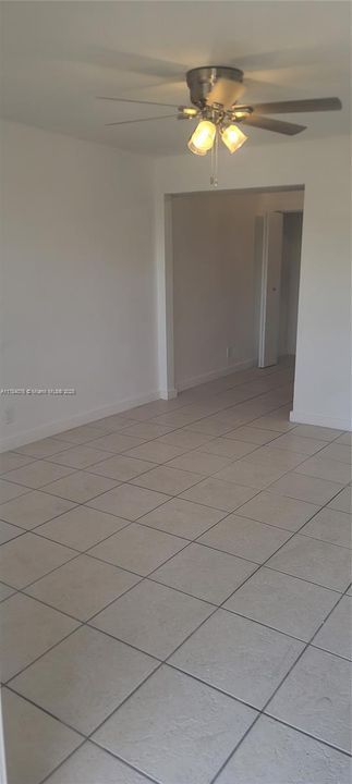 最近租的: $1,700 (2 贝兹, 1 浴室, 3380 平方英尺)