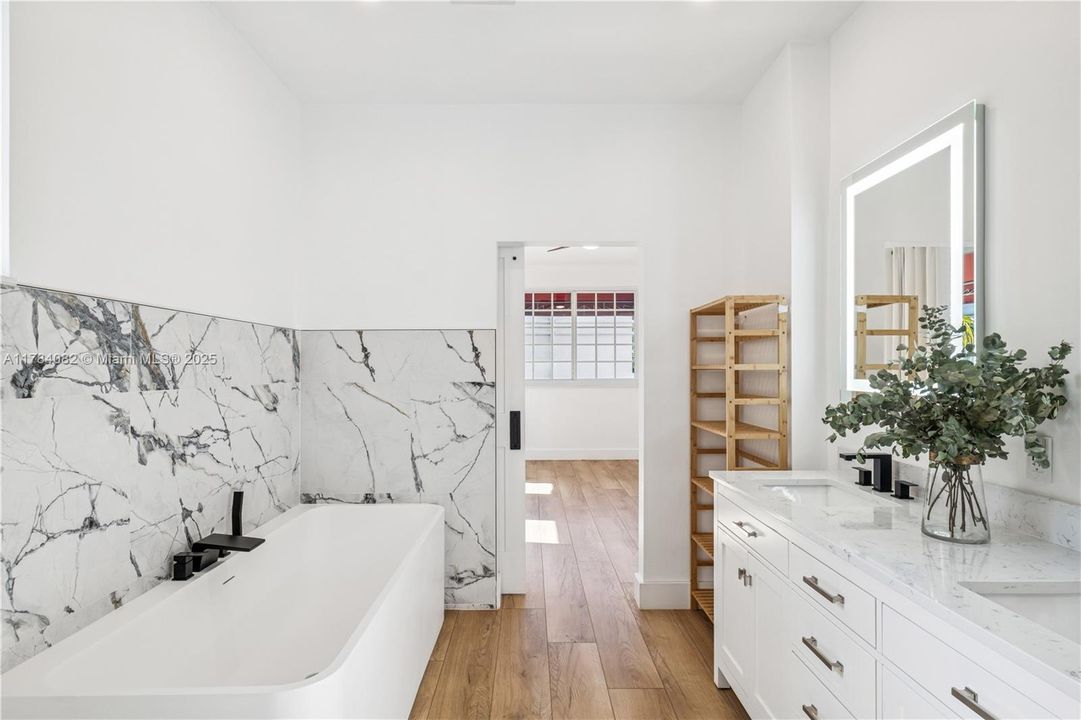 最近售出: $1,299,000 (3 贝兹, 2 浴室, 1637 平方英尺)