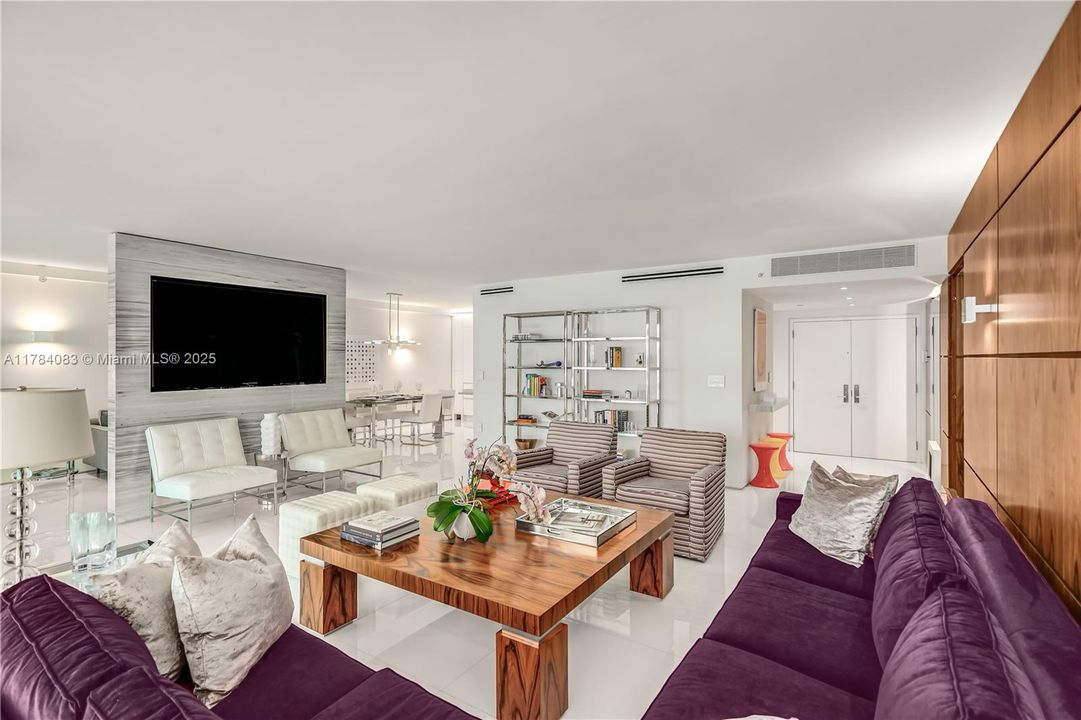 Brilliantly redesigned great room offers add'l space for den or office.