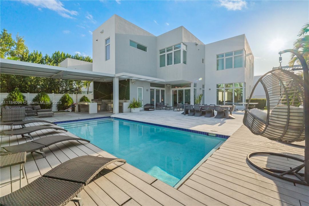 Недавно продано: $2,395,000 (5 спален, 5 ванн, 3911 Квадратных фут)