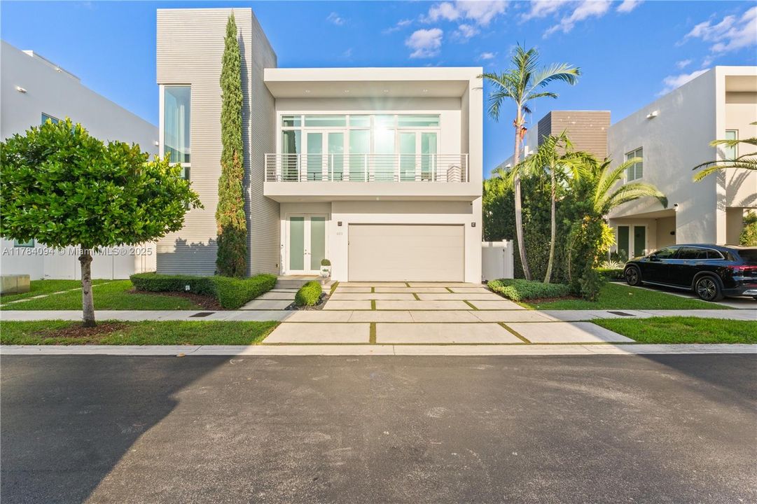 Недавно продано: $2,395,000 (5 спален, 5 ванн, 3911 Квадратных фут)