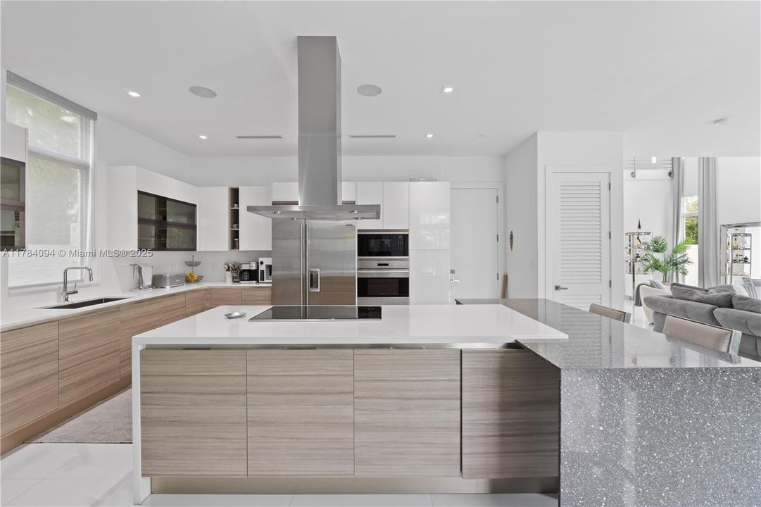 Недавно продано: $2,395,000 (5 спален, 5 ванн, 3911 Квадратных фут)