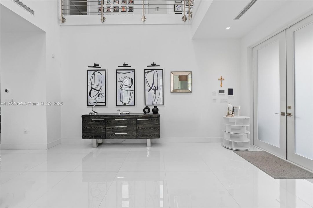 Недавно продано: $2,395,000 (5 спален, 5 ванн, 3911 Квадратных фут)