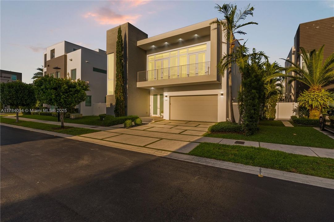 Недавно продано: $2,395,000 (5 спален, 5 ванн, 3911 Квадратных фут)