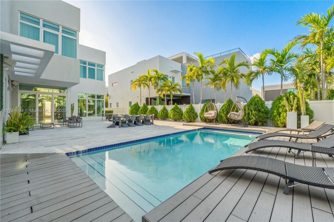 Недавно продано: $2,395,000 (5 спален, 5 ванн, 3911 Квадратных фут)