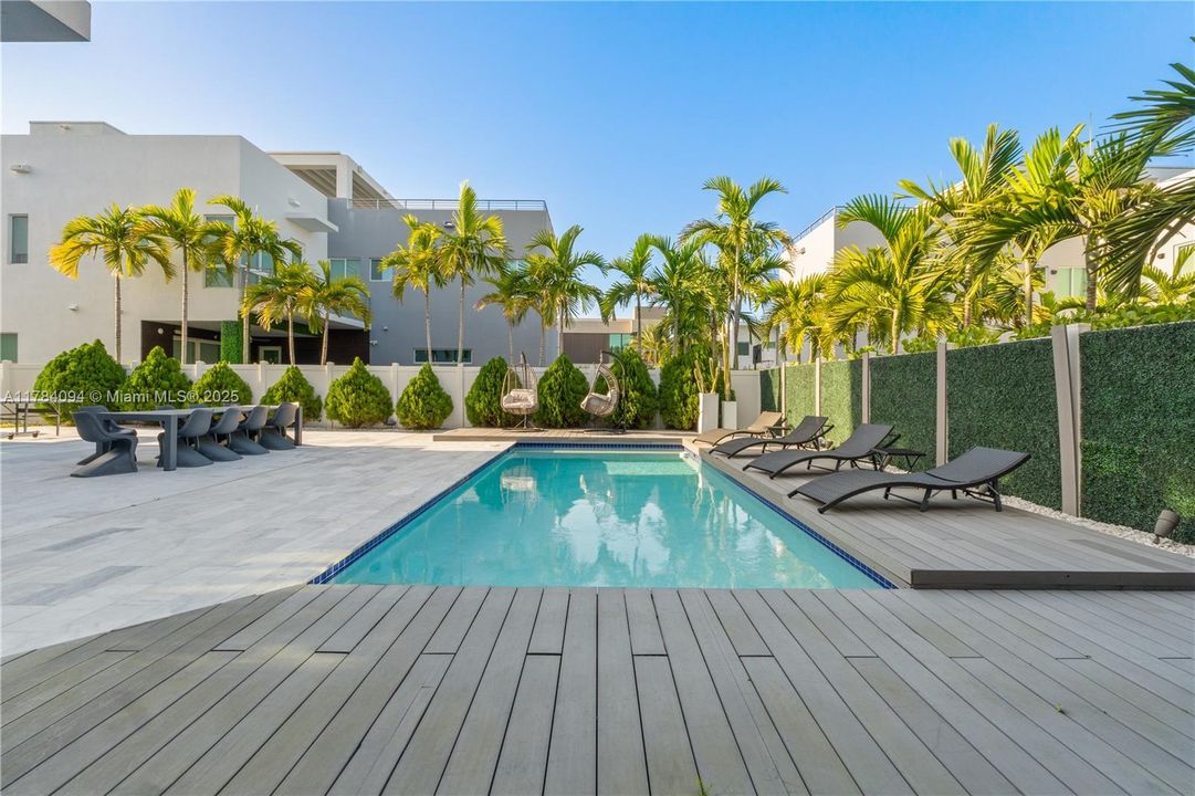 Недавно продано: $2,395,000 (5 спален, 5 ванн, 3911 Квадратных фут)