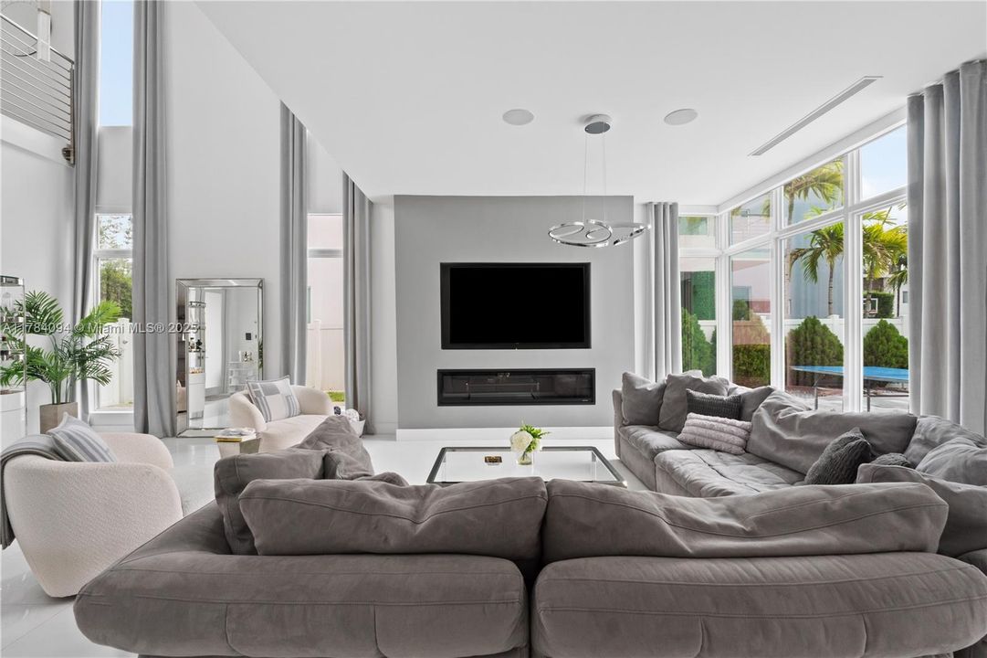 Недавно продано: $2,395,000 (5 спален, 5 ванн, 3911 Квадратных фут)