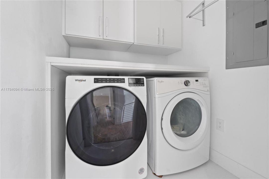 Недавно продано: $2,395,000 (5 спален, 5 ванн, 3911 Квадратных фут)