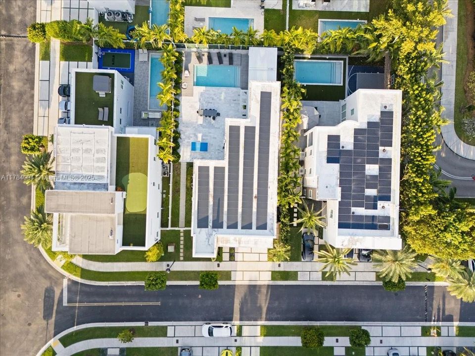 Недавно продано: $2,395,000 (5 спален, 5 ванн, 3911 Квадратных фут)