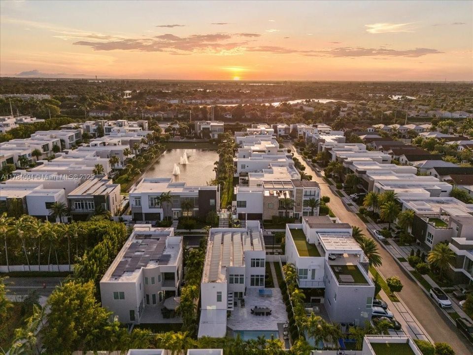 Недавно продано: $2,395,000 (5 спален, 5 ванн, 3911 Квадратных фут)