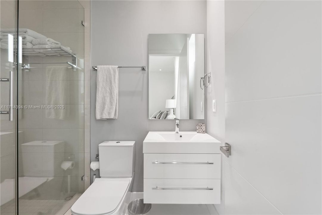 Недавно продано: $2,395,000 (5 спален, 5 ванн, 3911 Квадратных фут)