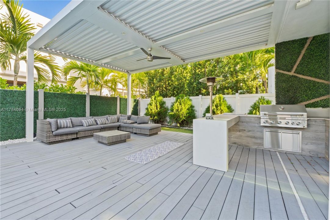 Недавно продано: $2,395,000 (5 спален, 5 ванн, 3911 Квадратных фут)