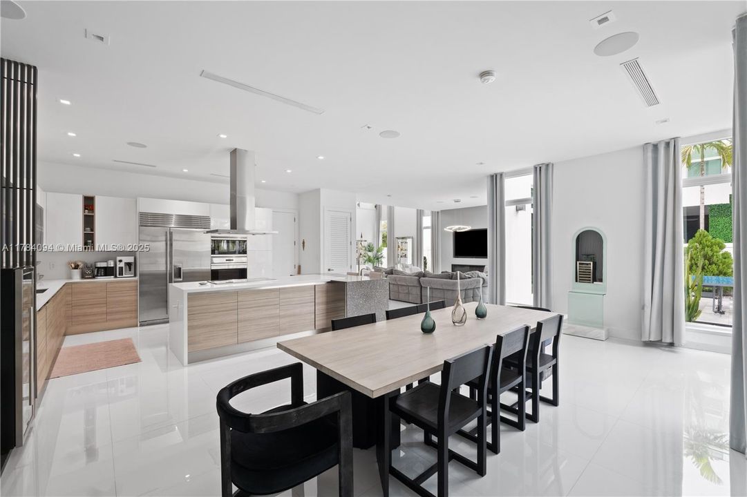 Недавно продано: $2,395,000 (5 спален, 5 ванн, 3911 Квадратных фут)