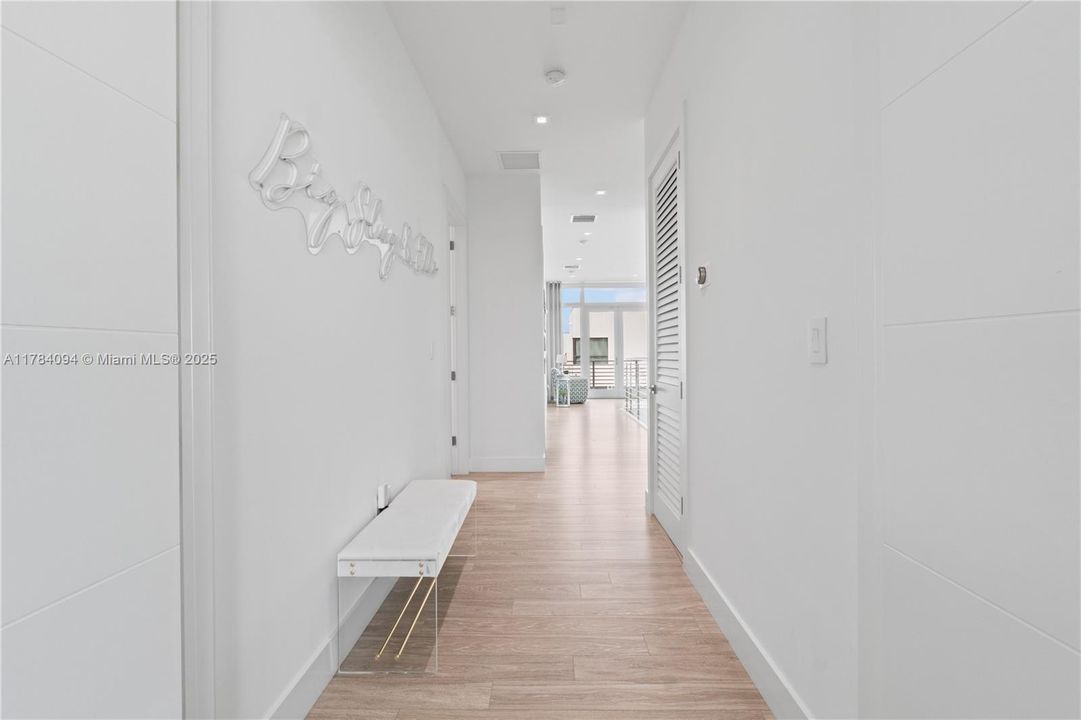 Недавно продано: $2,395,000 (5 спален, 5 ванн, 3911 Квадратных фут)