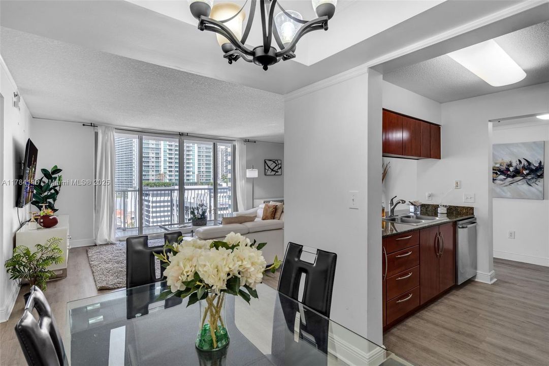 En Venta: $700,000 (2 camas, 2 baños, 1105 Pies cuadrados)