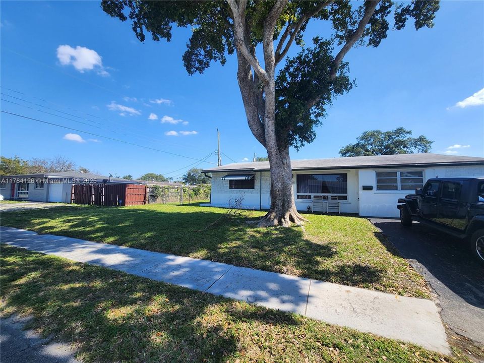 Recently Sold: $409,000 (3 beds, 2 baths, 1302 Square Feet)