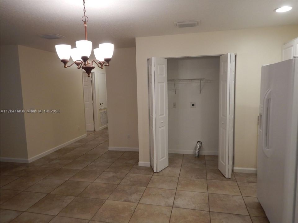 LAUNDRY HHOK UPS, UNIT A