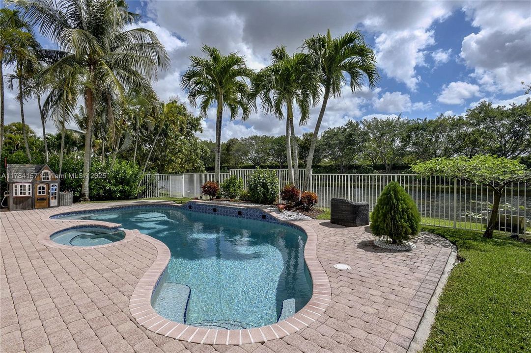 Недавно продано: $1,249,000 (5 спален, 4 ванн, 3336 Квадратных фут)