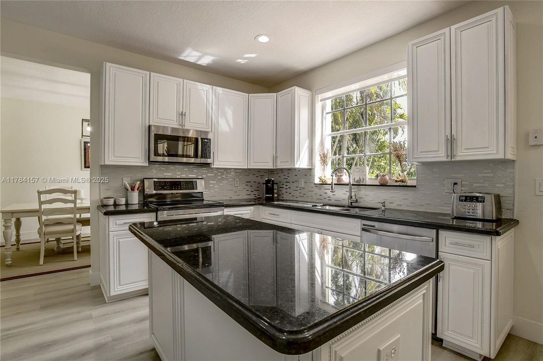 Недавно продано: $1,249,000 (5 спален, 4 ванн, 3336 Квадратных фут)