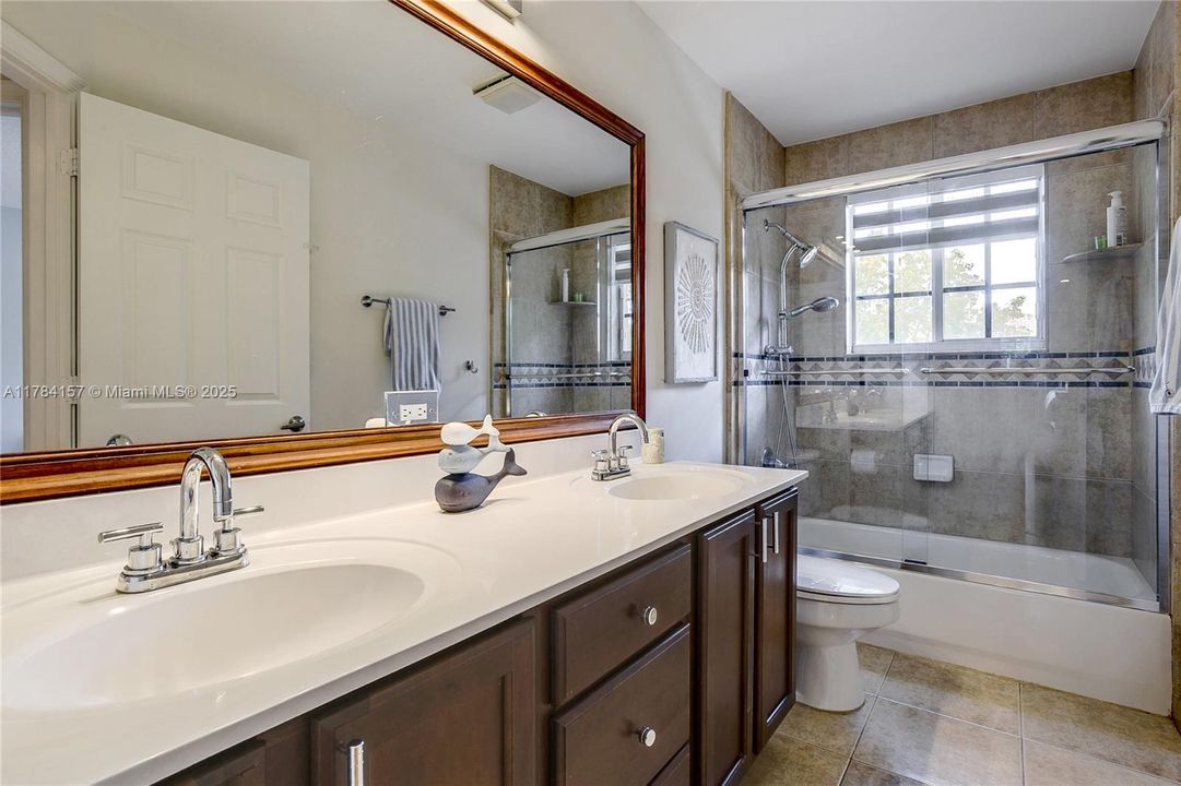 Недавно продано: $1,249,000 (5 спален, 4 ванн, 3336 Квадратных фут)