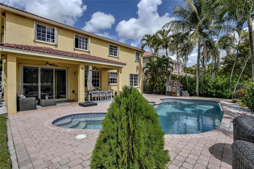 Недавно продано: $1,249,000 (5 спален, 4 ванн, 3336 Квадратных фут)