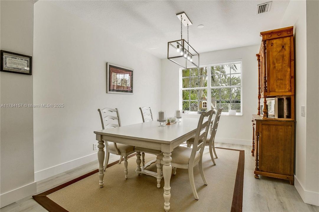 Недавно продано: $1,249,000 (5 спален, 4 ванн, 3336 Квадратных фут)