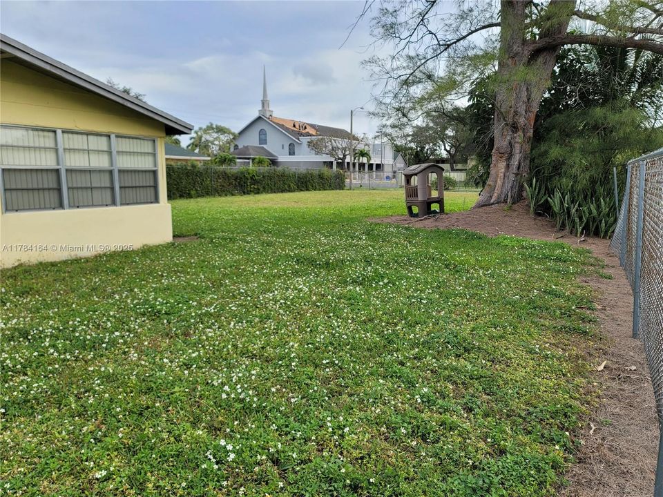 Active With Contract: $469,000 (2 beds, 1 baths, 986 Square Feet)