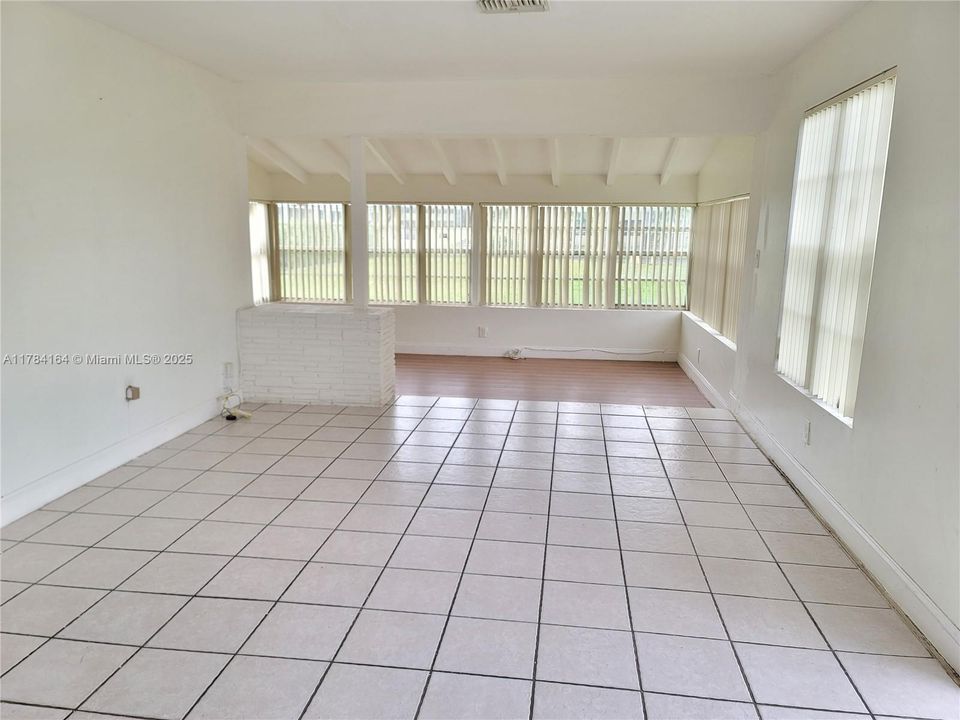 Active With Contract: $469,000 (2 beds, 1 baths, 986 Square Feet)